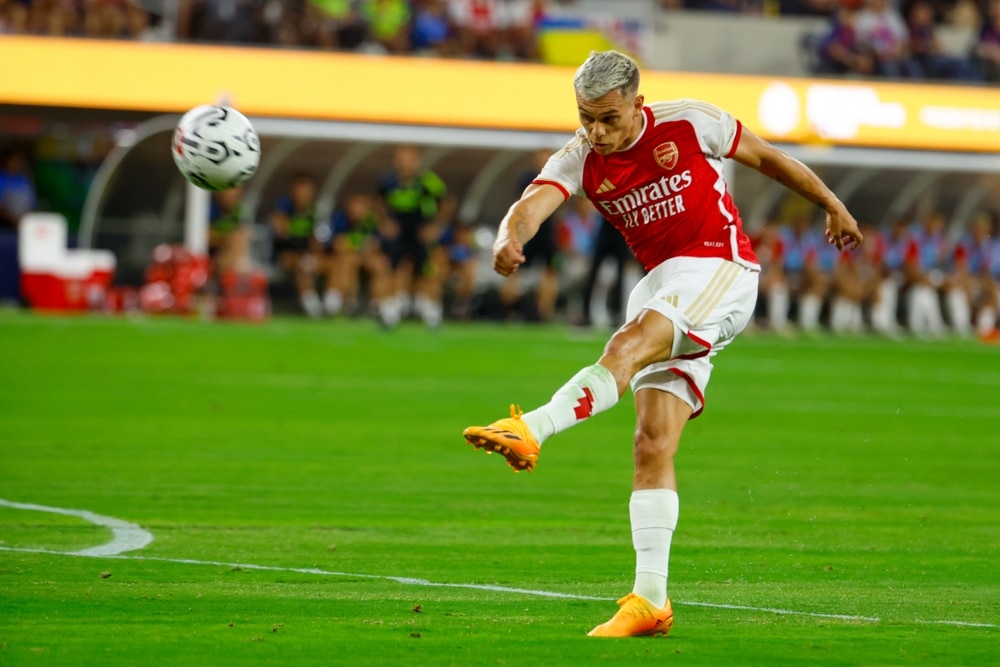 Arsenal's Martin Odegaard (8) in actions during a Soccer Champions Tour match between the Arsenal F.C. and the FC Barcelona in Inglewood, Calif.